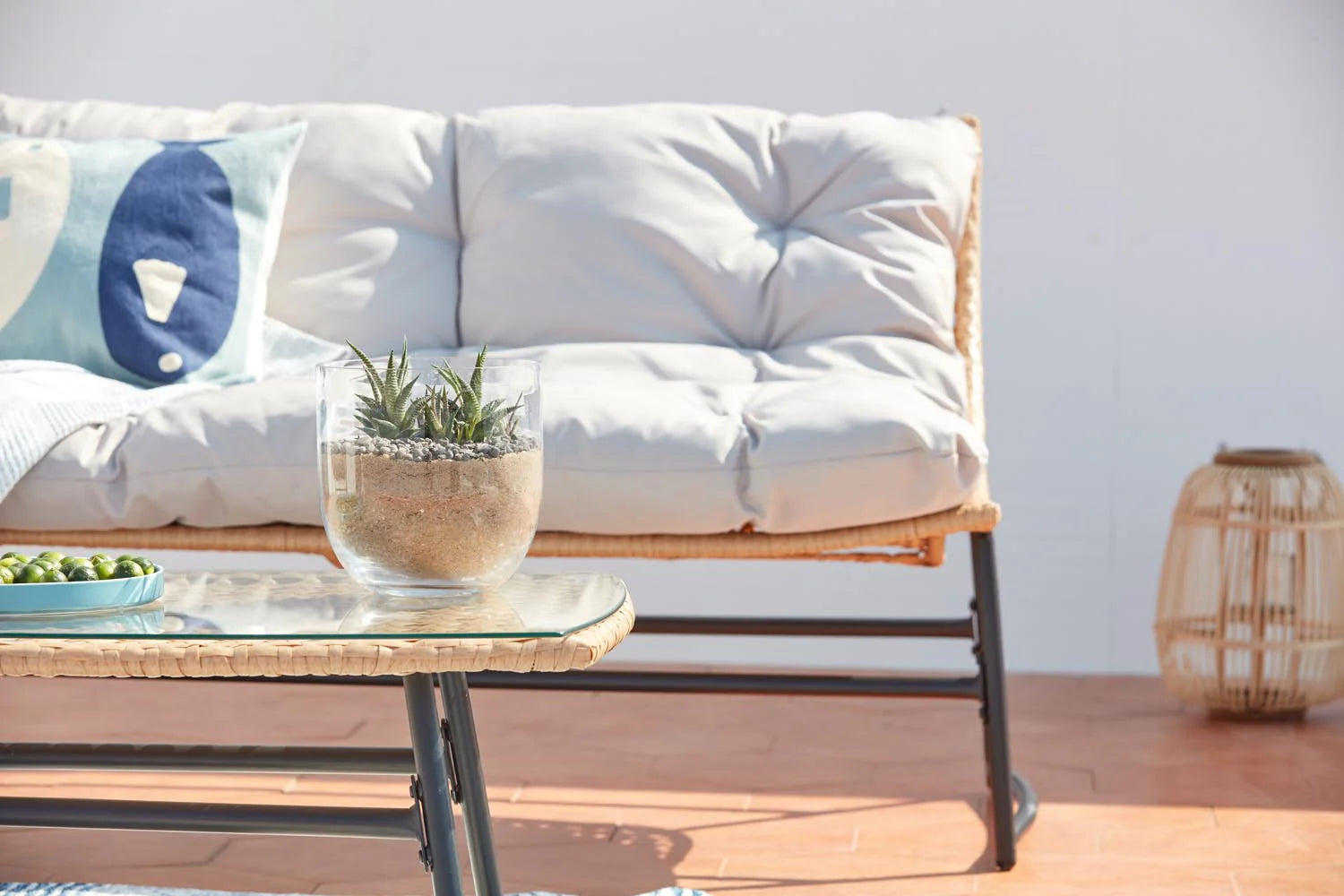 Salon de jardin GUAHANA – Ensemble canapé, fauteuils et table basse en résine tressée avec plateau en verre trempé