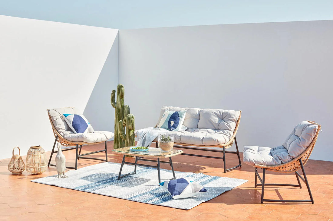 Salon de jardin GUAHANA – Ensemble canapé, fauteuils et table basse en résine tressée avec plateau en verre trempé
