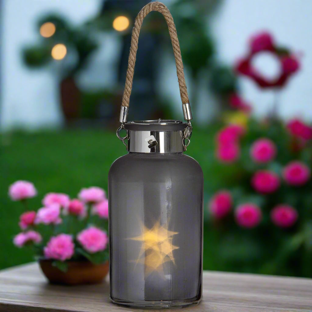 Lanterne en Verre Gris Givré avec Détail en Corde et LED – Ambiance Chic et Chaleureuse