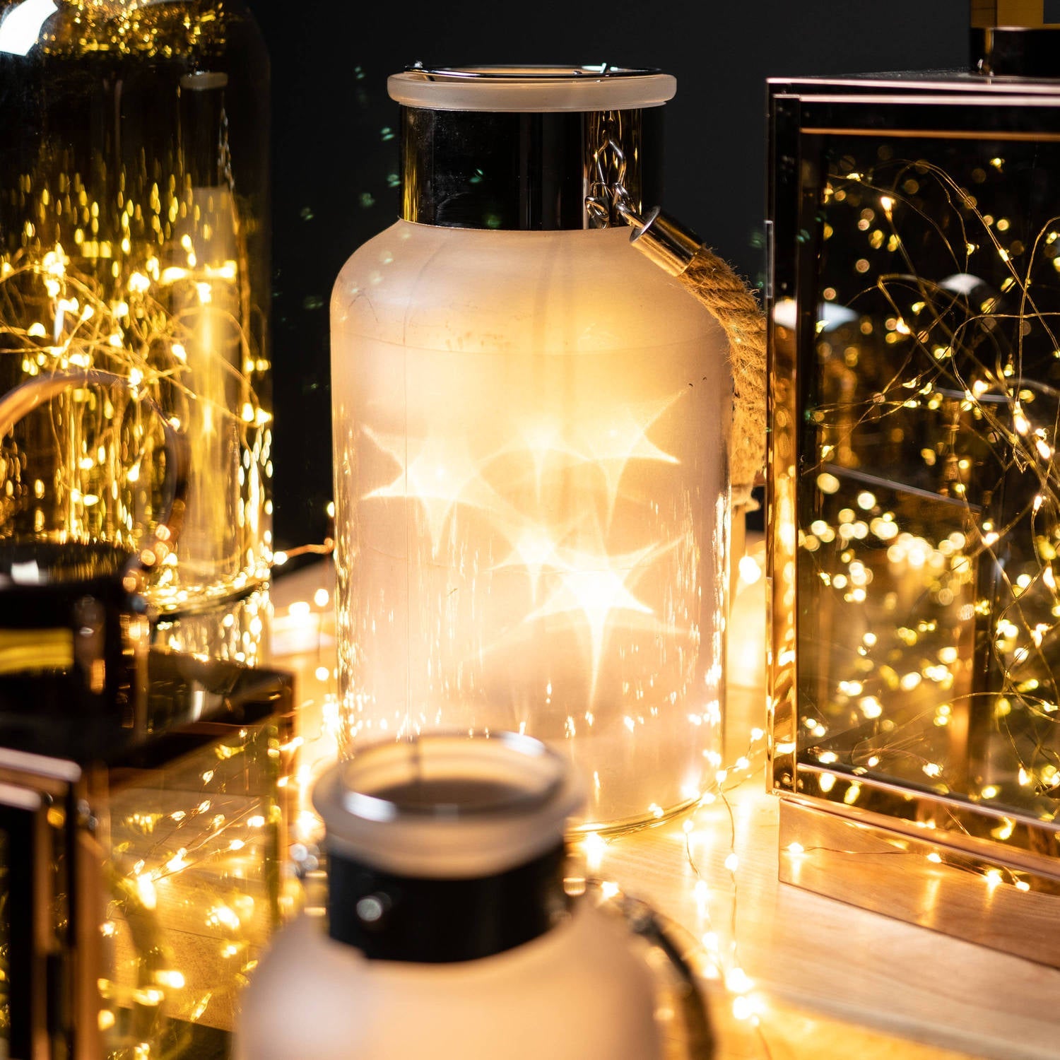 Lanterne en Verre Gris Givré avec Détail en Corde et LED – Ambiance Chic et Chaleureuse