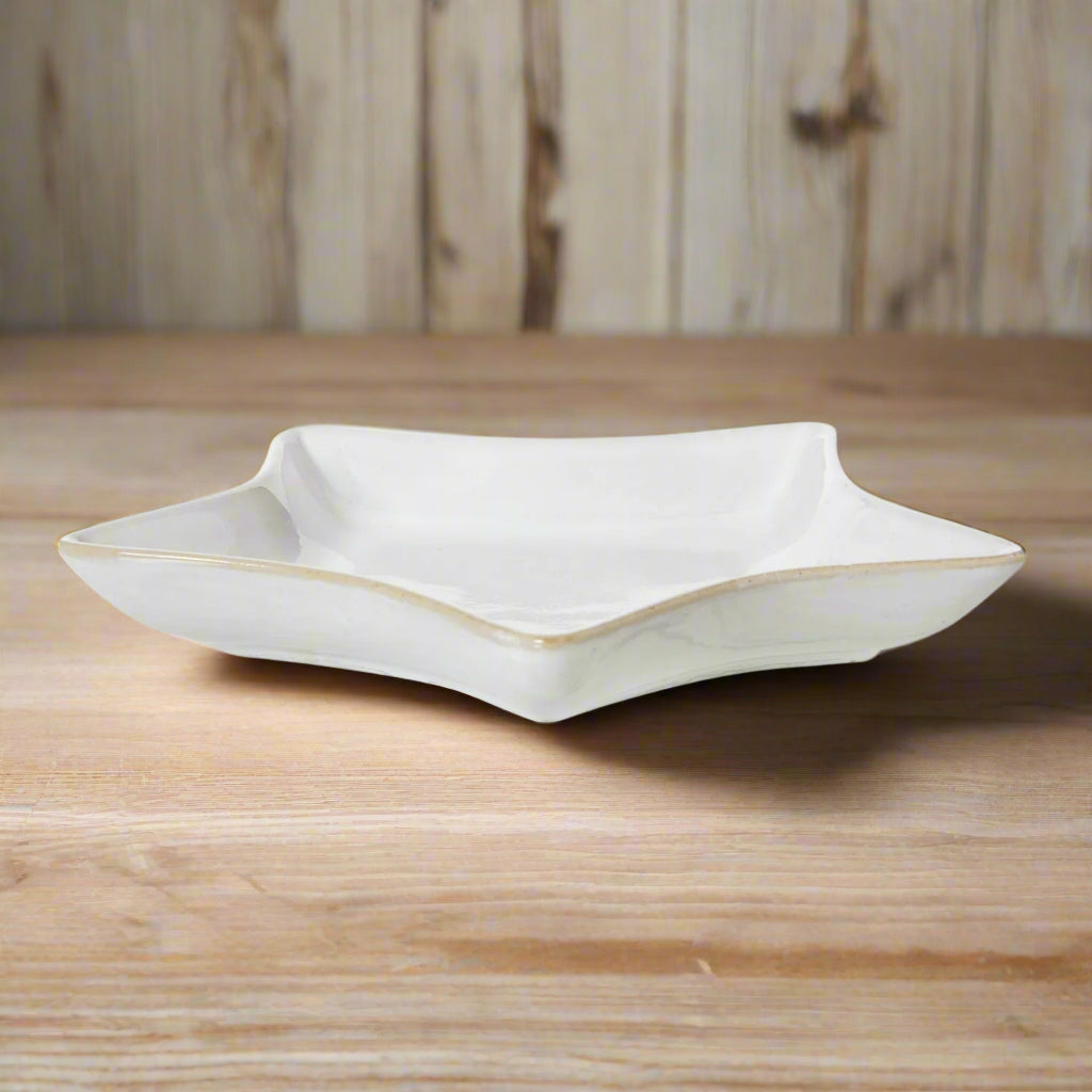 Plat Étoile en Céramique Blanche Taille Moyenne – Élégance Festive et Moderne