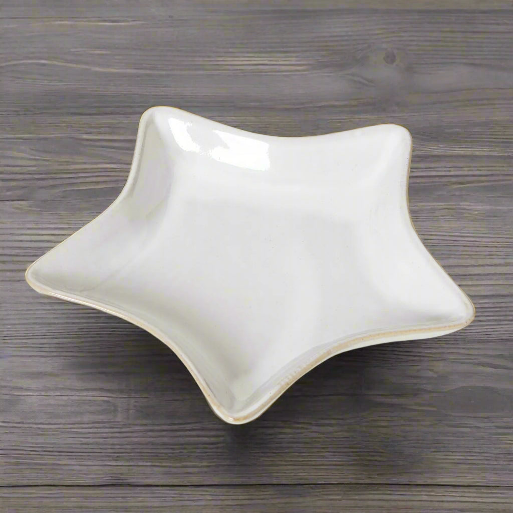 Plat Étoile en Céramique Blanche Taille Moyenne – Élégance Festive et Moderne