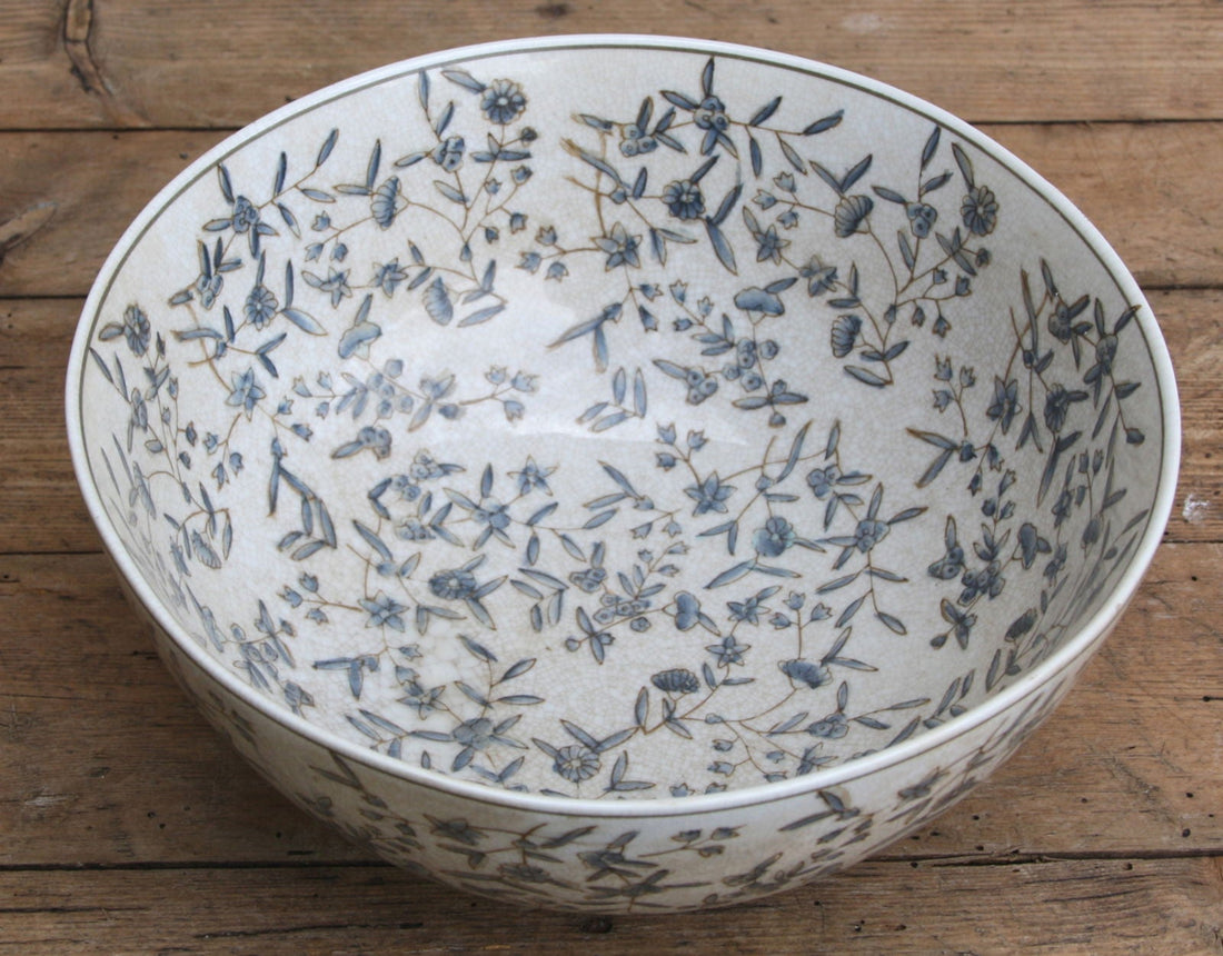 Bol en Porcelaine Bleu et Blanc à Motif Fleuri Ditsy – Élégance Classique