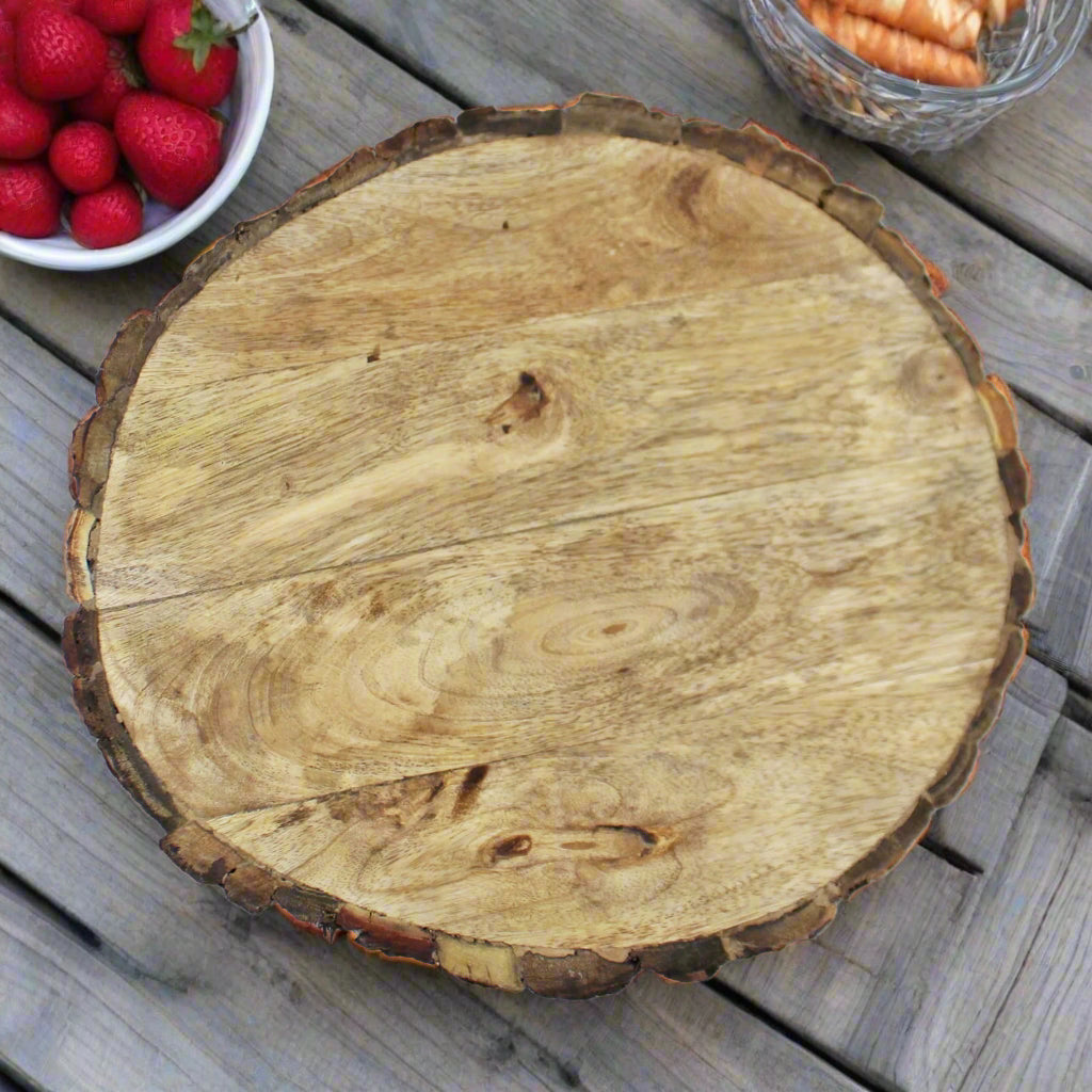 Planche Ronde en Bois avec Bord Écorce – 30 cm – Service et Découpe Authentiques