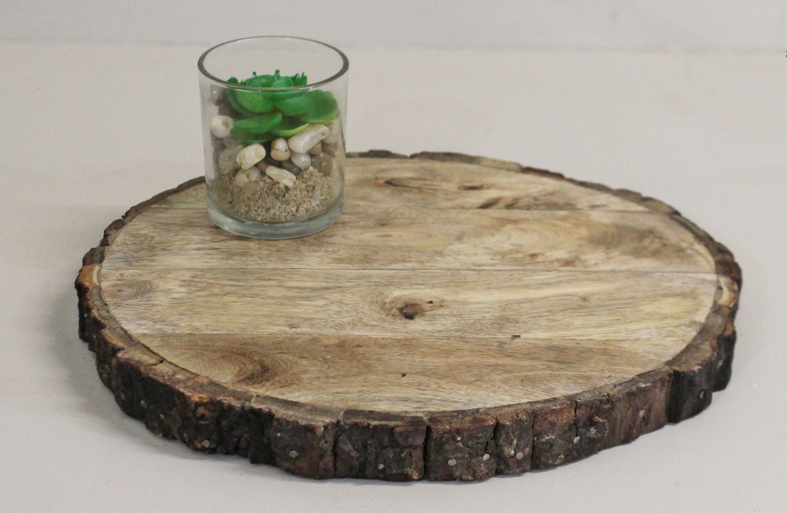 Planche Ronde en Bois avec Bord Écorce – 30 cm – Service et Découpe Authentiques