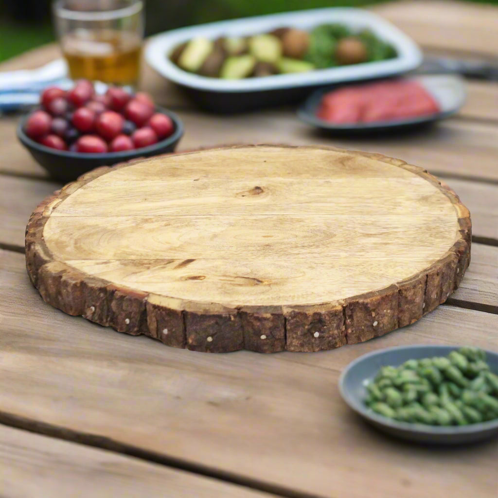 Planche Ronde en Bois avec Bord Écorce – 30 cm – Service et Découpe Authentiques