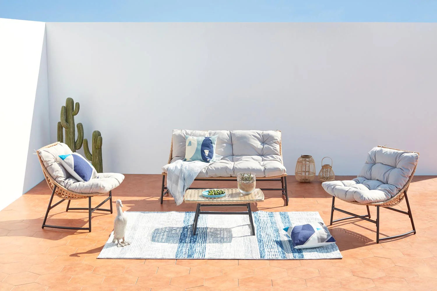 Salon de jardin GUAHANA – Ensemble canapé, fauteuils et table basse en résine tressée avec plateau en verre trempé